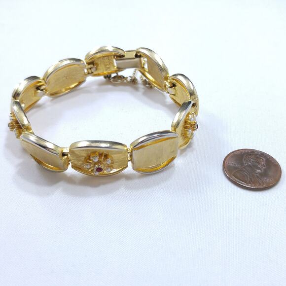 Vintage BSK Floral Bracelet, Gold Tone, 1950s Jewelry - Picture 8 of 10